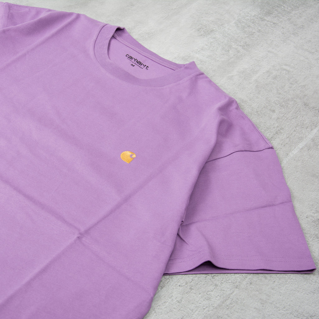 Carhartt WIP Chase S/S Tee - Violanda / Gold 2